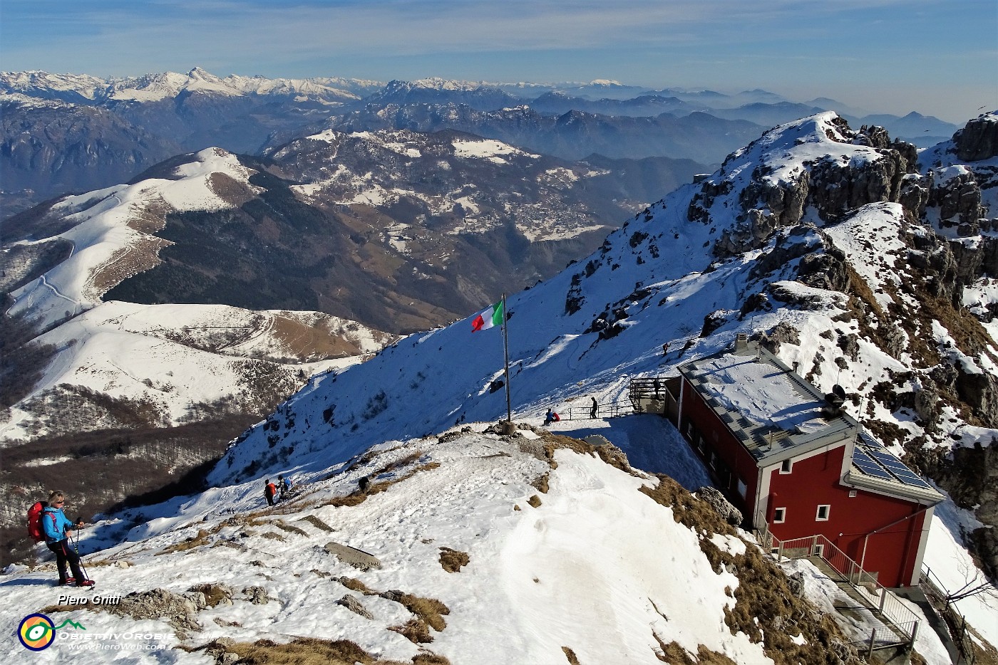 60 Dalla Punta Cermenati  (1875) ci abbassiamo al Rif. Azzoni (1860 m).JPG